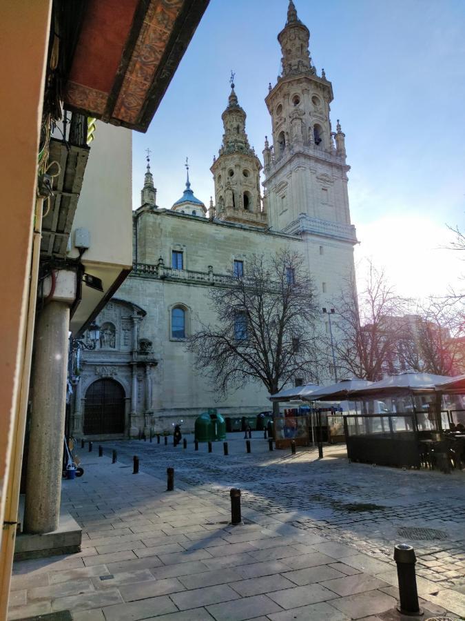 Cathedral Apartment *